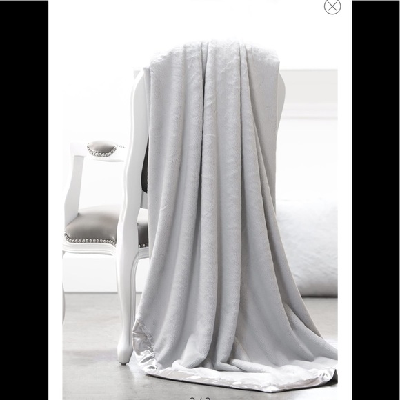 GIRAFFE AT HOME NWT Luxe Throw Luxe - Picture 3 of 9